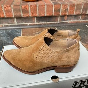 Frye Billy shooter in Sand, size 7.
